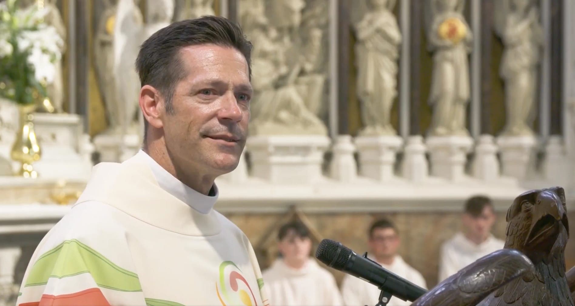 ‘Without them, I wouldn’t be me’: Father Mike Schmitz pays tribute to Irish priests at packed Mass in Ireland