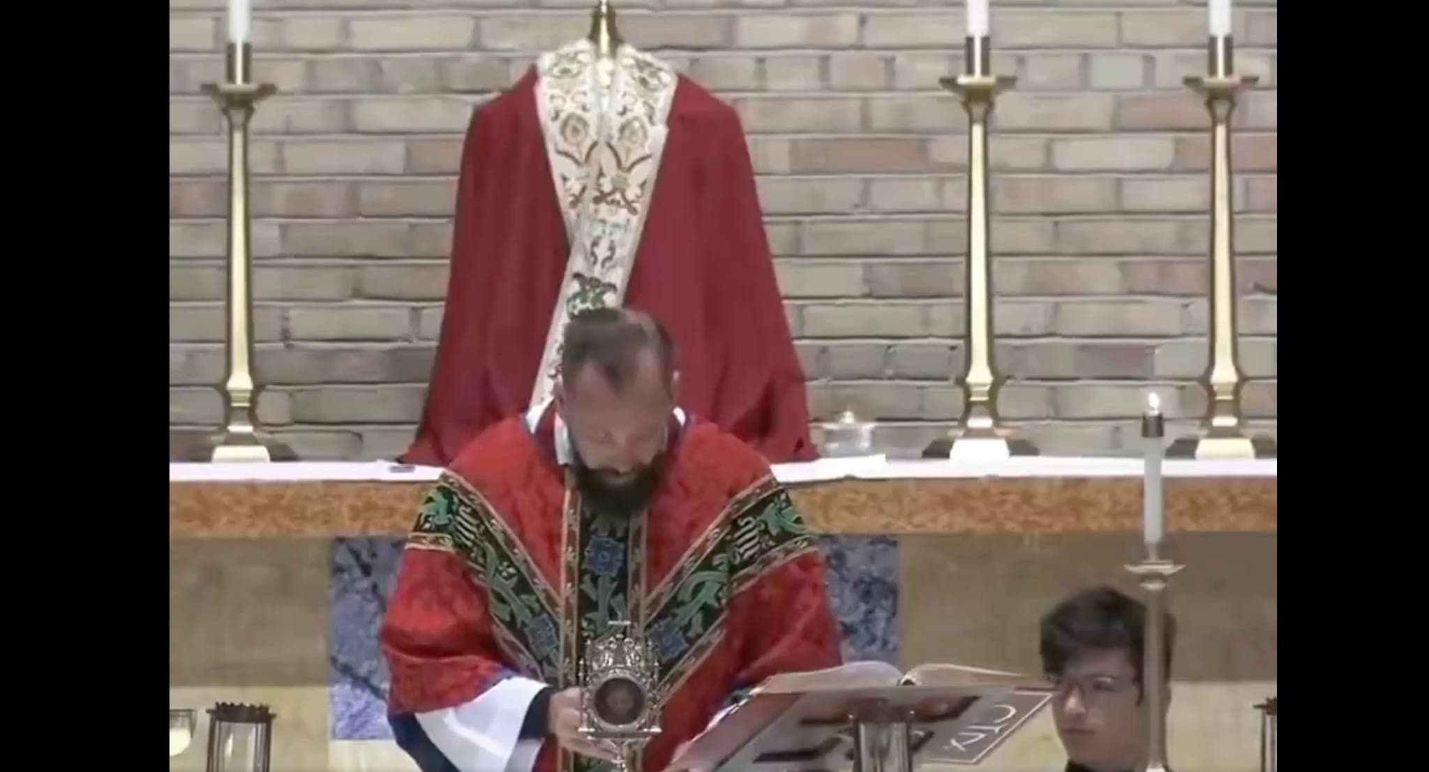 Minnesota priest moved to tears encountering Precious Blood of Jesus during consecration