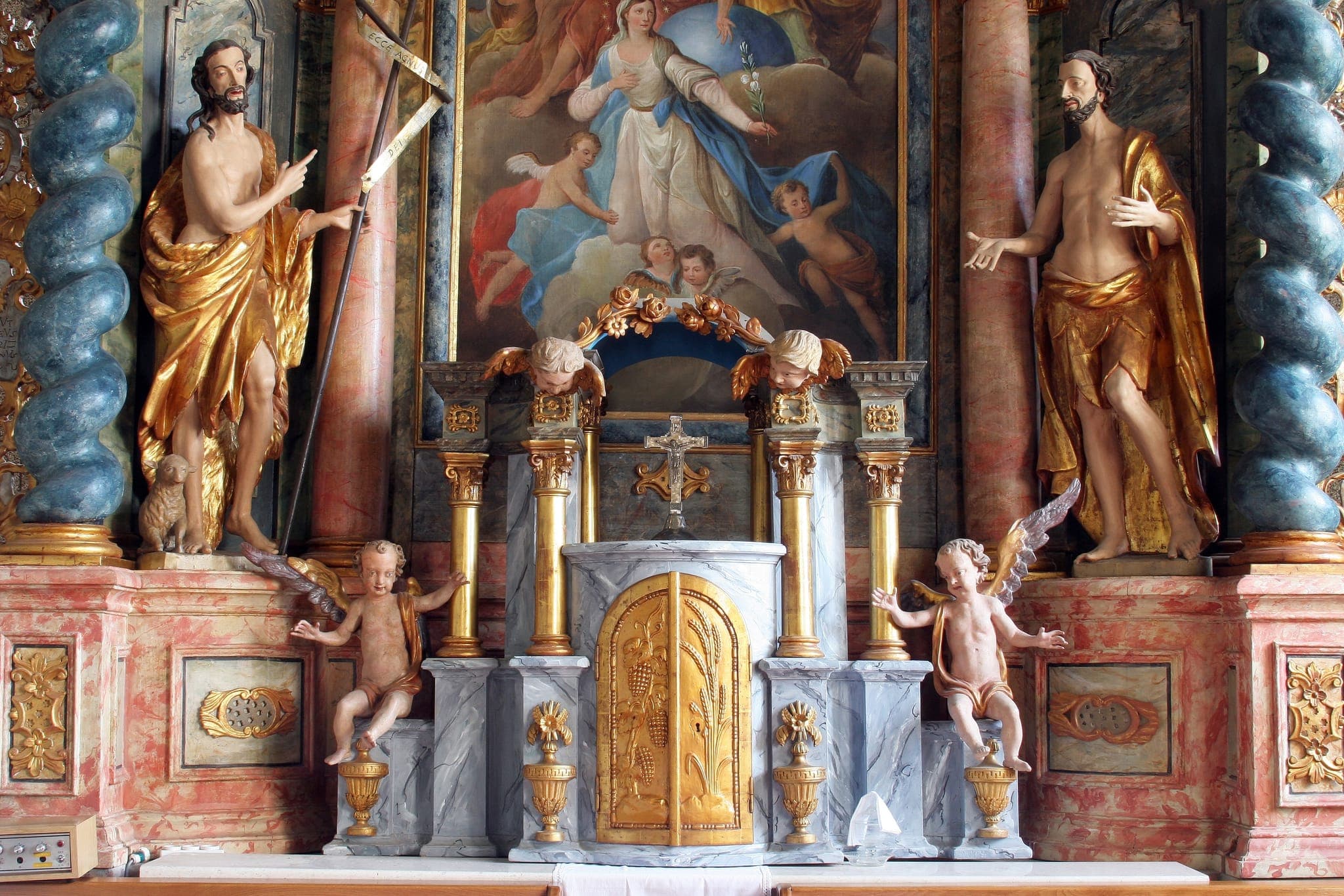 Theologian defends returning tabernacles to the altar