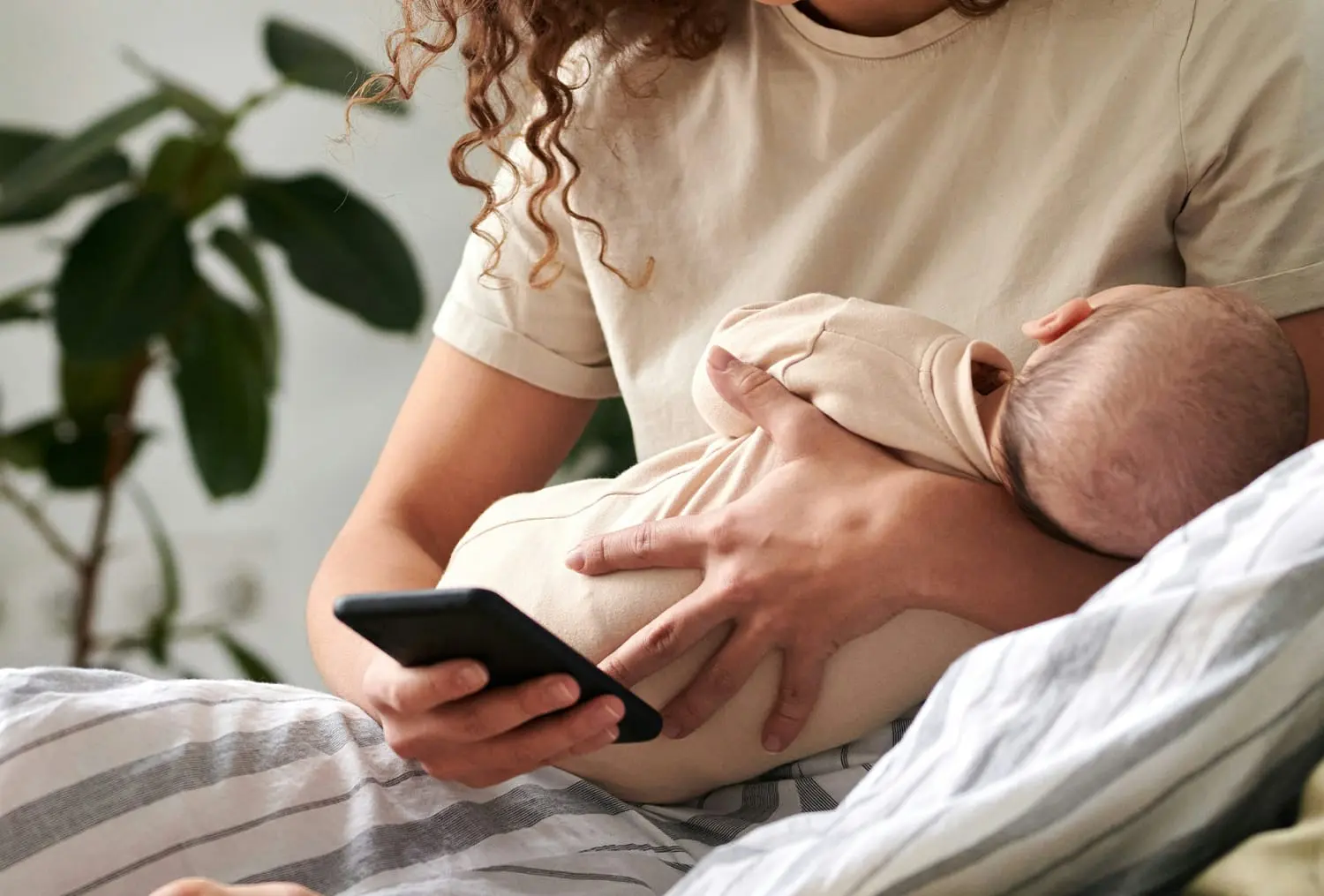 Fragile motherhood: How social media is isolating young moms