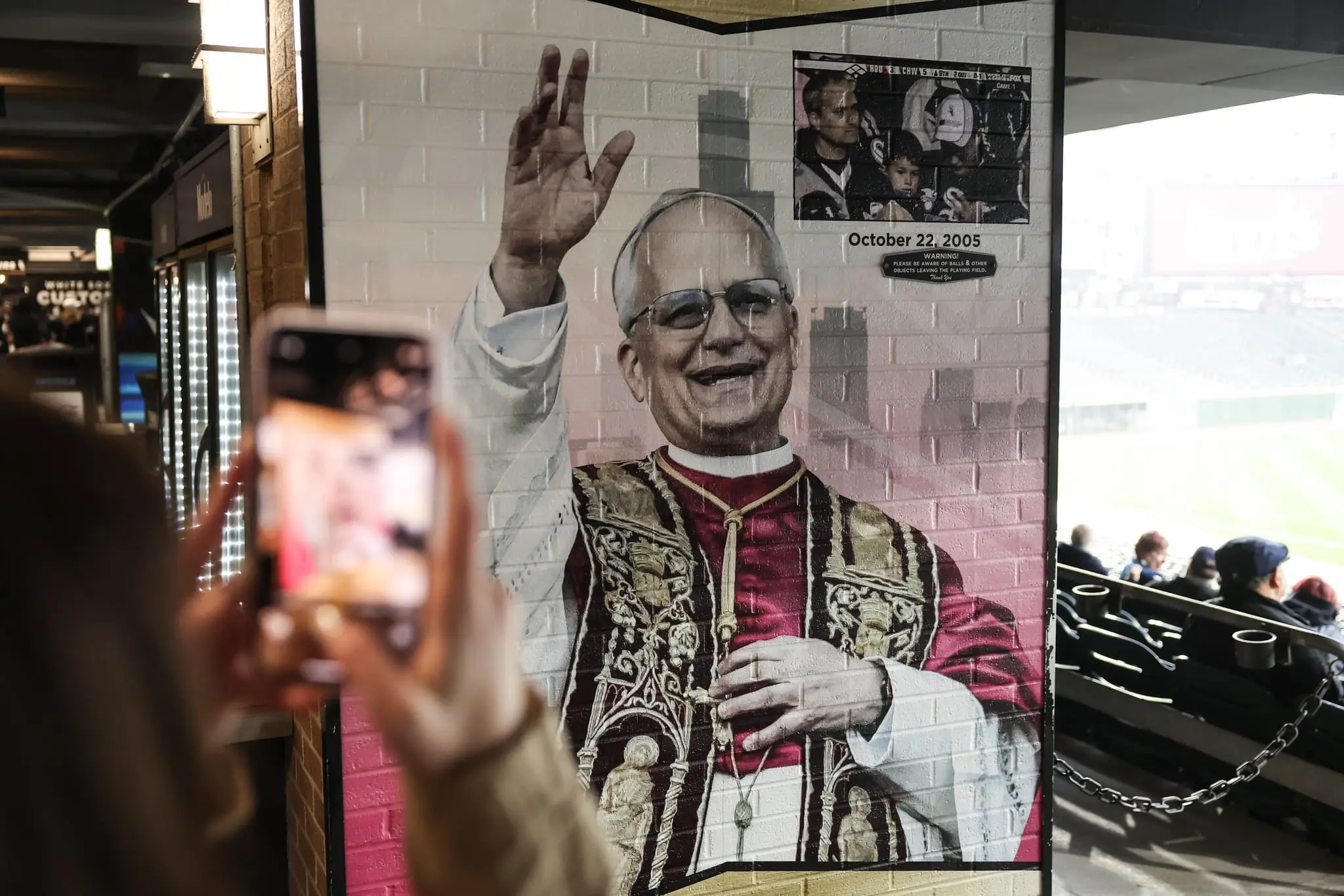 Priest leads White Sox stadium in offering signs of peace during game: ‘I think the Pope would really love that’