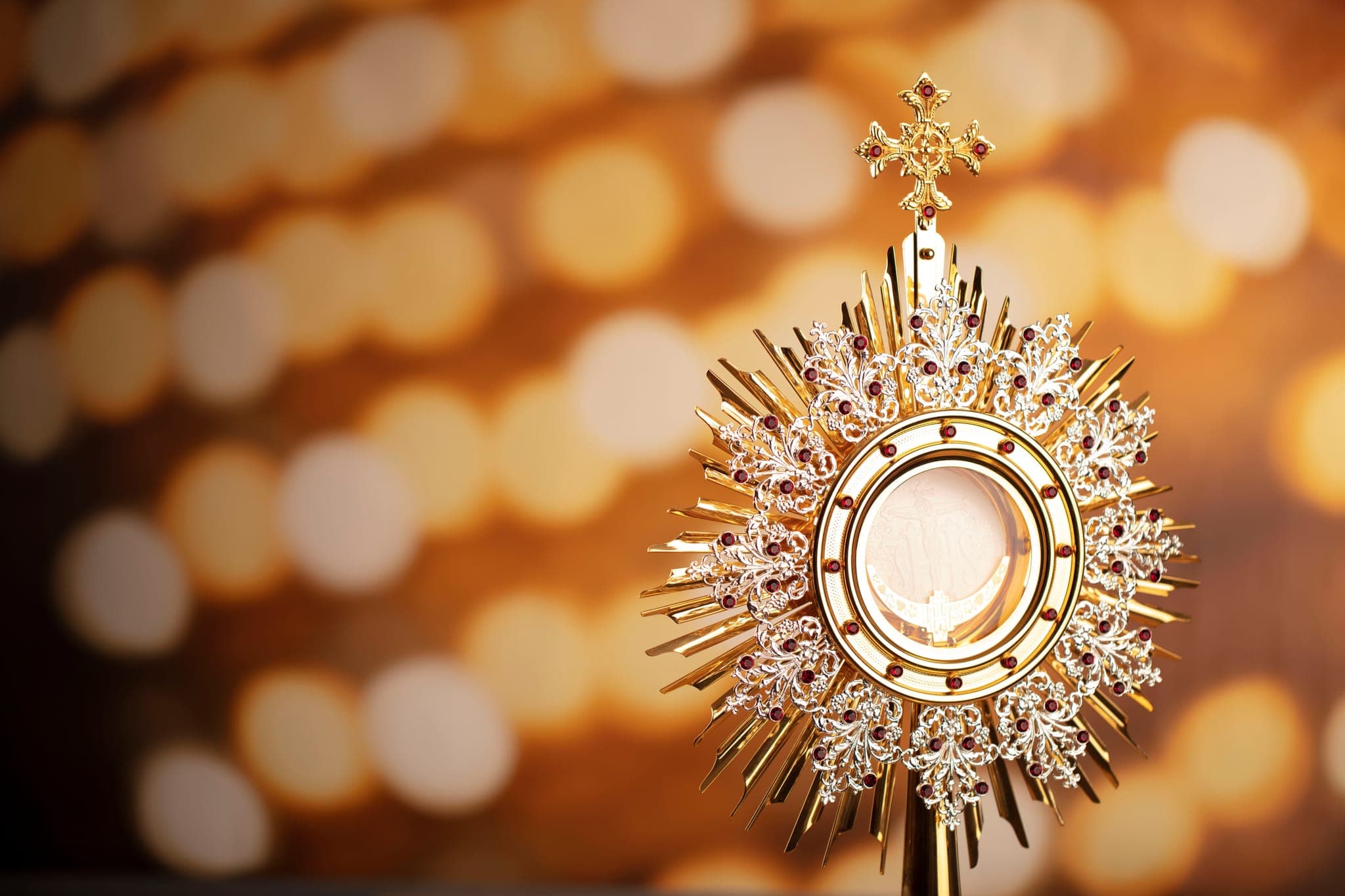Massachusetts priest injured after confronting man who disrupted adoration and tried to take monstrance