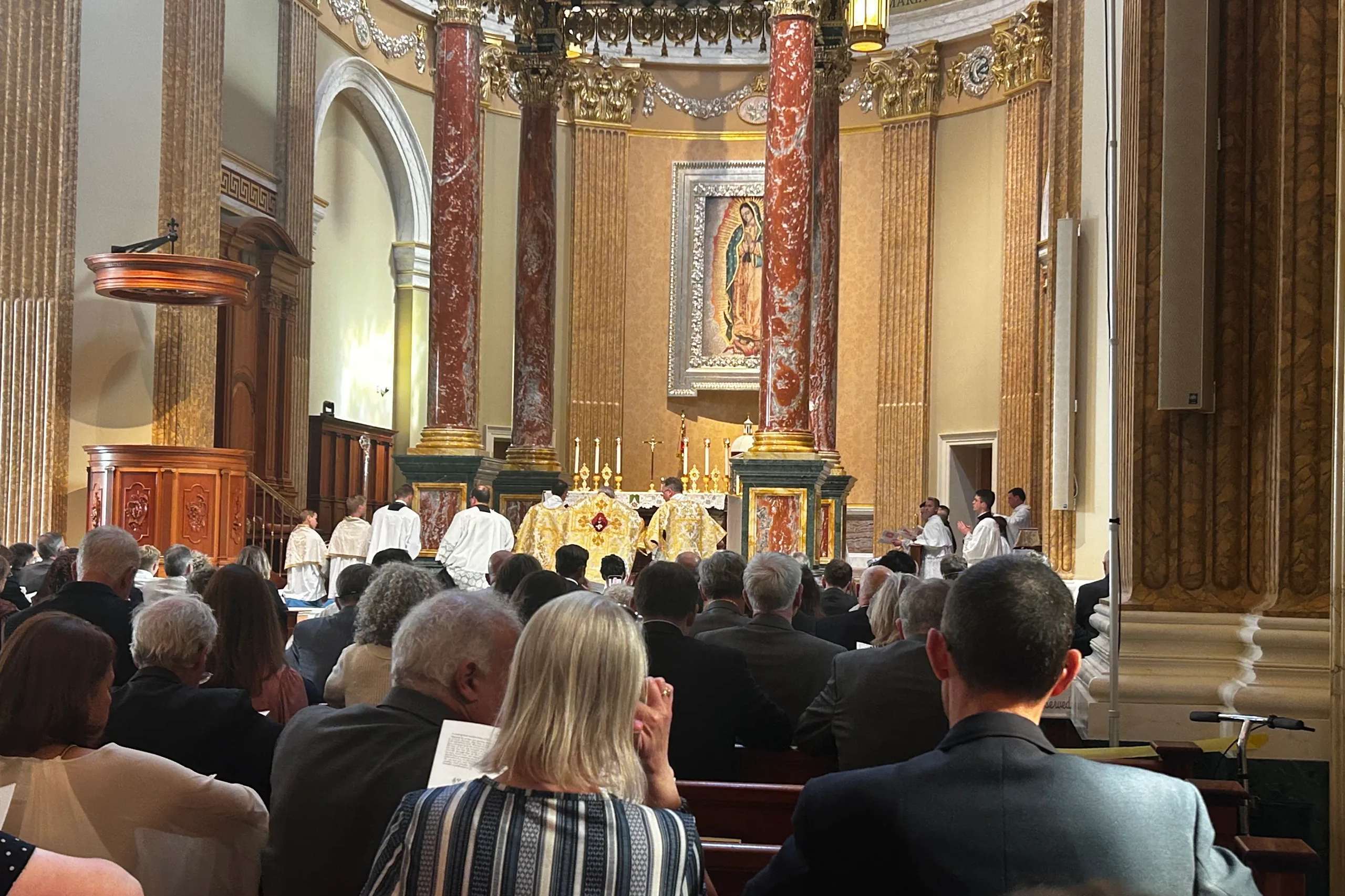 Article image for Cardinal Burke consecrates U.S. to Sacred Heart of Jesus, calls on Catholics to consecrate their homes